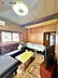 洋室：この部屋にも上部に引き戸の付いた収納があります。