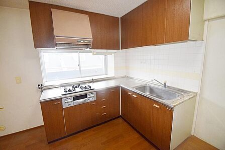 使いやすいL字キッチン!出窓もあり、小物を置くのにも便利です!!もちろん窓を開けて換気もしていただけます。