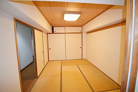 和室6帖、LDKと隣接しておりますので、襖を開けていただきLDKの延長としてもお使いいただけます。廊下からもLDKからも出入りできる作りになっております。