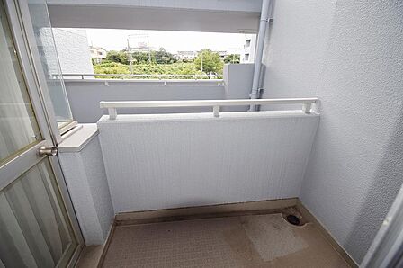 もう一つのバルコニーです。こちらは洋室2部屋に面しております。