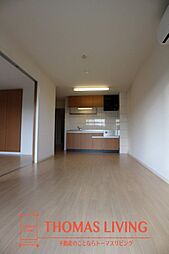 Sunrise Hills 101 1階2LDKのリビング/ダイニング