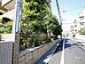 その他：敷地の周囲には植栽スペースが設けられています。