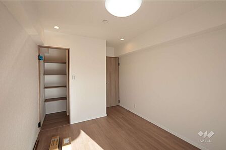 南側洋室6.6帖。ウォークインクロゼット付きですので、洋服や普段使用しない季節家電などを収納できます。［2026年1月28日撮影］