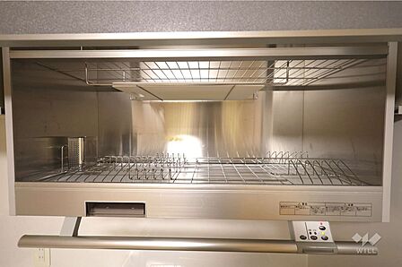 キッチンは過去リフォームがされており美麗です。電動昇降式の乾燥機付きです。［2026年6月3日撮影］
