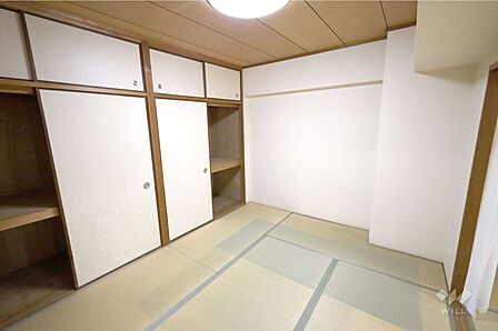 和室の様子。お子様のお昼寝のスペースや遊びのスペースとして重宝しそうです。収納力が高い押入れがございます。［2026年6月3日撮影］