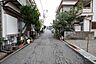 外観：物件の西側前面道路（南側から）［2026年8月4日撮影］