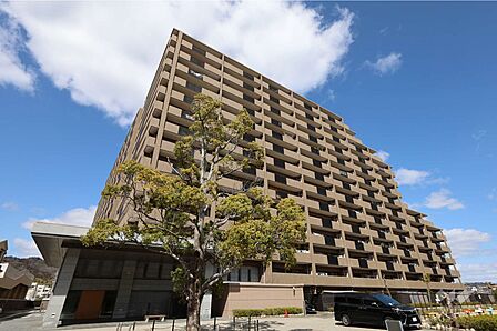 コスモ箕面ガーデンフォルムの外観(南西側から)オートロック付き、ペット飼育可のマンション!