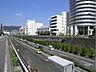 その他：敷地の西側には新御堂筋が走っています