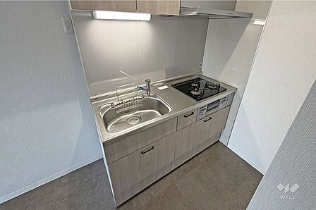 キッチン。室内は2024年11月、リフォーム済!全面白基調の綺麗なリフォームです。