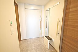 スライド式の扉と広さが特徴的な玄関!シューズクロークあり!
