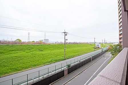 バルコニーからの眺め。疲れが取れる開放感のある眺望。（南東方向）［2026年4月9日撮影］