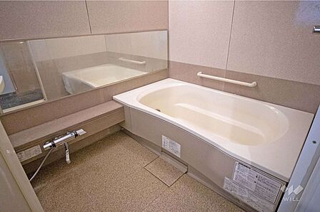 浴室ゆったりとしたユニットバス。足を伸ばして日々の疲れを癒していただけます