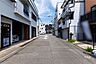外観：物件の北西側前面道路（南西側から）［2026年7月17日撮影］