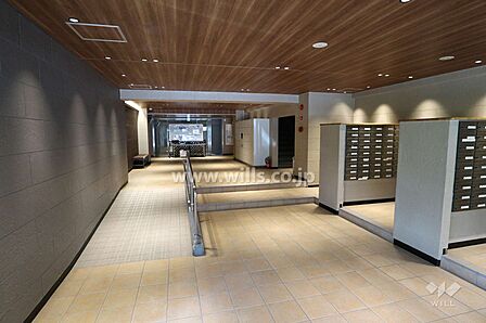 エントランスホール。天井が板張りの気品あるホール。