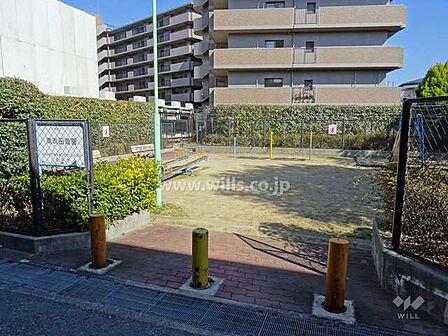 敷地に隣接して『南吹田遊園』があります。