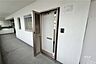 玄関：物件の玄関5階部分で、エレベーターからも近い住戸位置です。