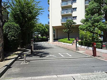 駐車場出入り口（ロボットゲート付き）