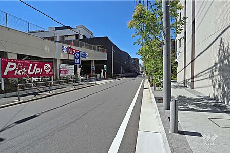 敷地南側の前面道路(東側から)