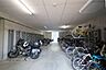 駐車場：バイク置き場と駐輪場