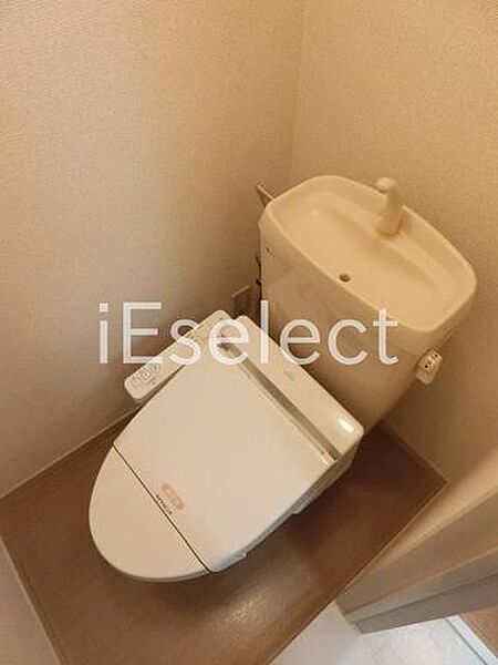 画像9:温水洗浄便座付きのトイレです