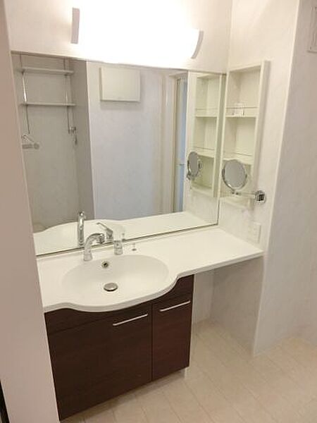 画像13:鏡が大きく広々とした洗髪洗面化粧台