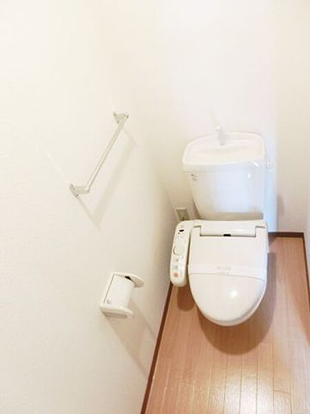 トイレ：温水洗浄機付きトイレです