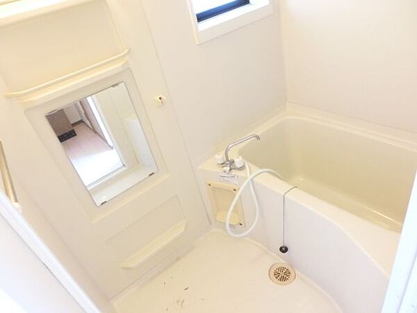 浴室：清潔感のあるバスルームです。