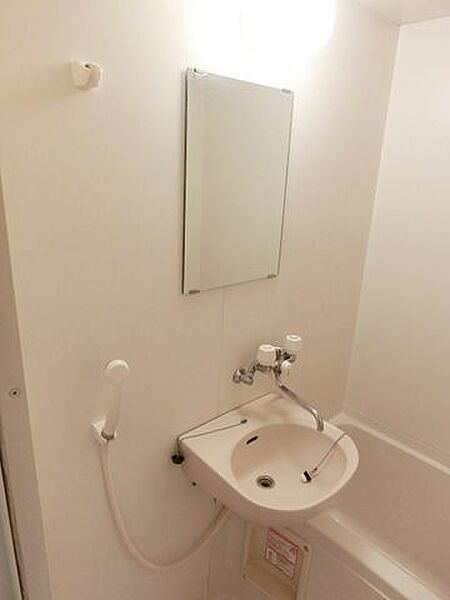 画像13:バスルームに洗面台があります。