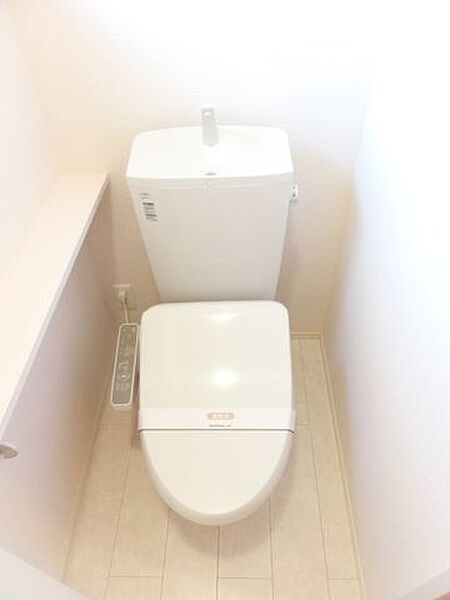 画像12:温水洗浄便座付きのトイレです