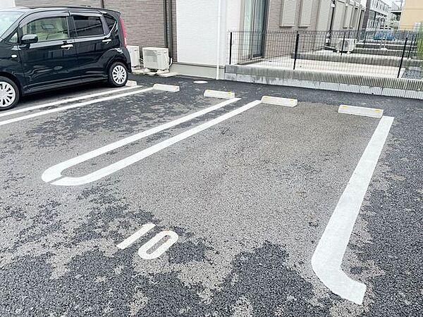 画像8:敷地内駐車場です