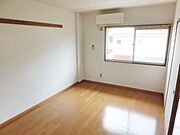 収納付きの洋室です