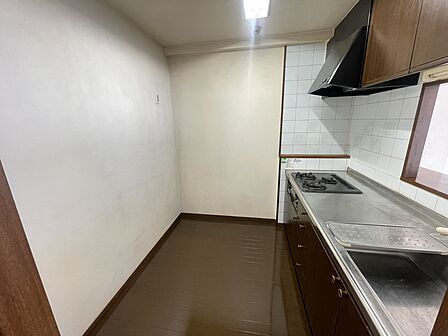 【キッチン】お料理に集中しやすい独立タイプのキッチン。上下に豊富な収納スペースを備えています。