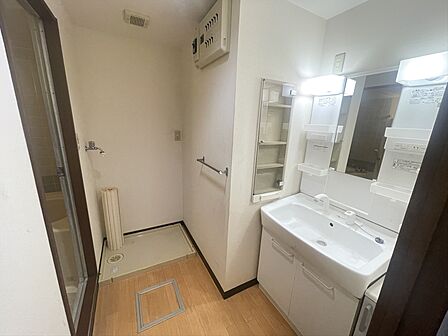 【洗面所】ゆとりある洗面スペース。身支度がスムーズにできる機能的な洗面化粧台を設置しています。