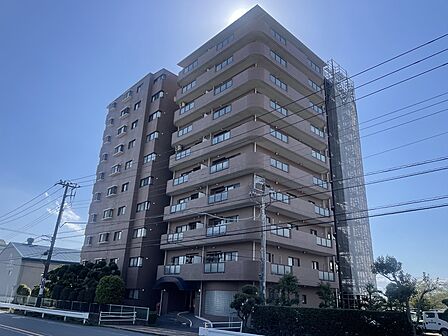 【外観】青空に映える堂々とした佇まいの分譲マンション。管理体制も良好で、心地よい暮らしを叶えます。