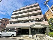 【クレッセント二子多摩川II】時間とともに街に溶け込みながら、変わらぬ存在感を放つ外観。自然と目を引くデザインが、住まうよろこびを育みます。