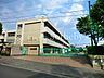 周辺：川崎市立金程小学校 徒歩17分。広々とした校庭や落ち着いた雰囲気の校舎が魅力の小学校。友達と楽しく過ごす日々の中で、学びと心の成長が自然と育まれていきます。 1300m