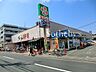 周辺：ライフコーポレーション高津新作店 食材から日用品まで揃うスーパー。急な買い足しやまとめ買いにも対応できる、家族の暮らしを支える大切な存在です。 1300m