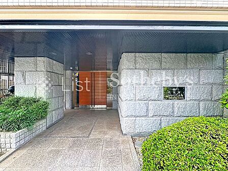 ■エントランス■雨の日も風の日も、変わらない落ち着きで迎えてくれる。暮らしの入口としての安心感があります。