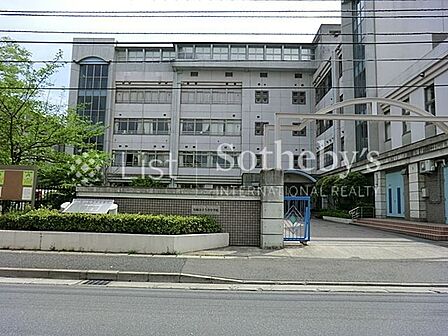 川崎市立今井中学校 自立に向かう大切な時期を支える中学校が近くに。集中して学べる環境と、のびのび成長できる雰囲気がそろっています。 850m