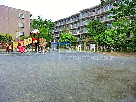 今井さくら公園 緑豊かな公園が近くにあると、毎日の散歩や子どもとの遊びにも最適。季節の移ろいを感じながら、心も体もリフレッシュできます。 600m