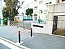周辺：横浜市立三保小学校 徒歩17分。広々とした校庭や落ち着いた雰囲気の校舎が魅力の小学校。友達と楽しく過ごす日々の中で、学びと心の成長が自然と育まれていきます。 1300m