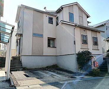 外観:駐車スペース2台、2008年建築、全居室南向きにつき日当り良好、土地約51.5坪につき南側に庭があります。 外観:駐車スペース2台、2008年建築、全居室南向きにつき日当り良好、土地約51.5坪につき南側に庭があります。