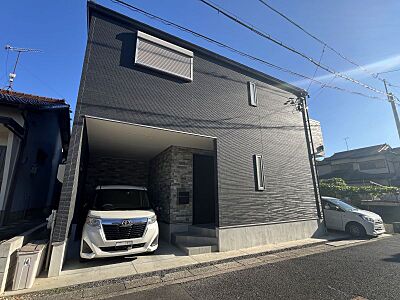 外観：雨の日でも濡れることなく室内に出入りできる、インナーガレージ付き！お車好きの方にも嬉しいですね♪