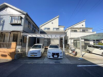 外観：2018年建築、長期優良性能認定物件、カーポート付き並列駐車2台可能の中古住宅でございます♪