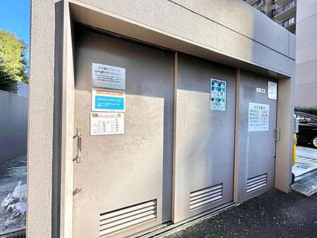 《ゴミ置き場》しっかりしたごみ置き場はカラスに荒らされる心配もありません。