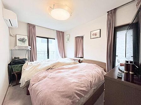 《寝室》北側7.7帖主寝室。こちらのお部屋にはバルコニー2面付！WICもあります。