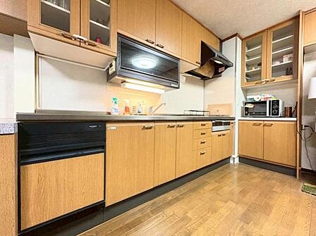 《キッチン》カップボードやダウンウォール収納など収納豊富で、毎日のお料理が楽しくなりますね