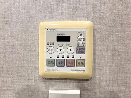 《浴室暖房換気乾燥機》雨の日や花粉の季節のお洗濯も安心。真冬の入浴の際のヒートショック防止にも。