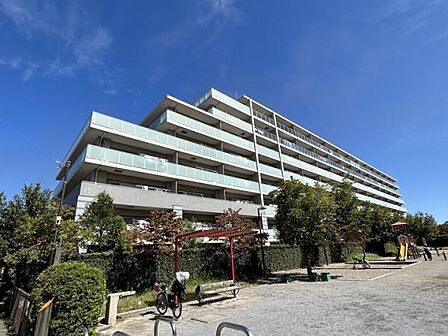 《外観》閑静な住宅街に佇むRC造8階建てマンション