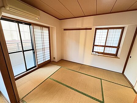 和の趣を感じる居室は、ゆったりとくつろぎたい方に。陽光が差し込む窓辺で、穏やかな時間をお過ごしください。